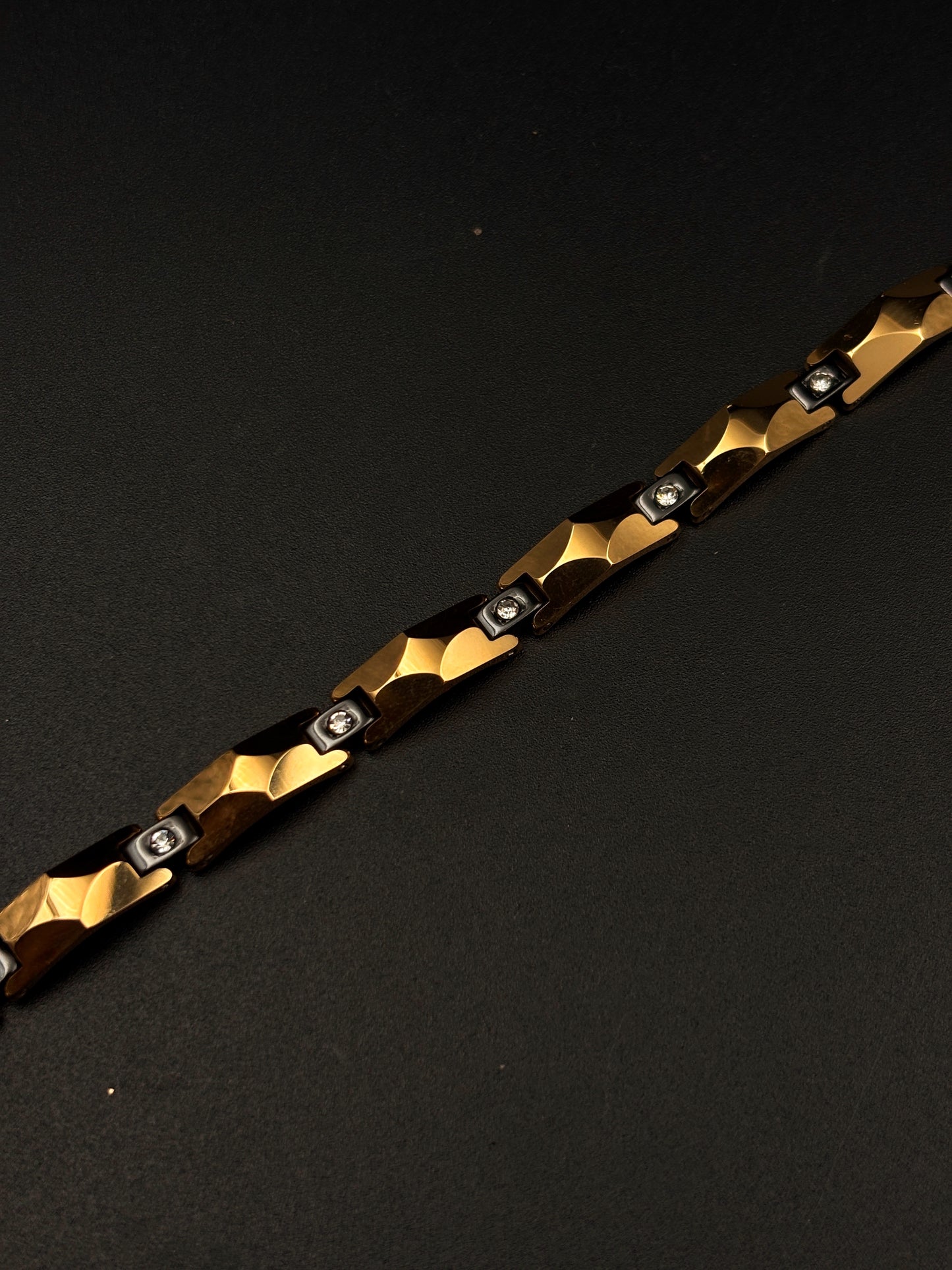 Cera Solitaire Gold Black Bracelet