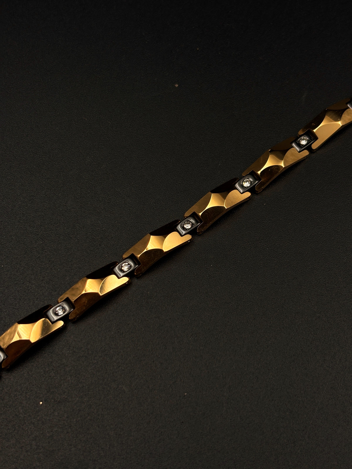 Cera Solitaire Gold Black Bracelet