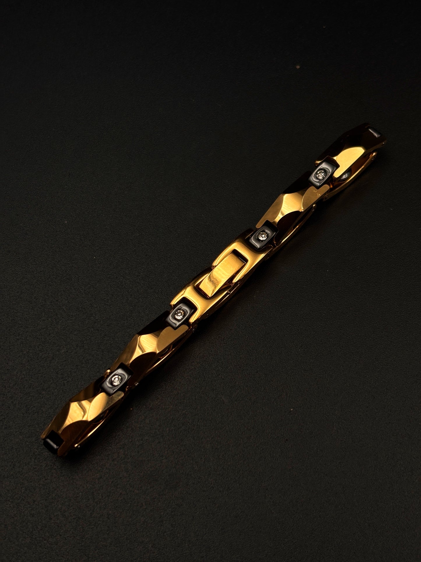 Cera Solitaire Gold Black Bracelet