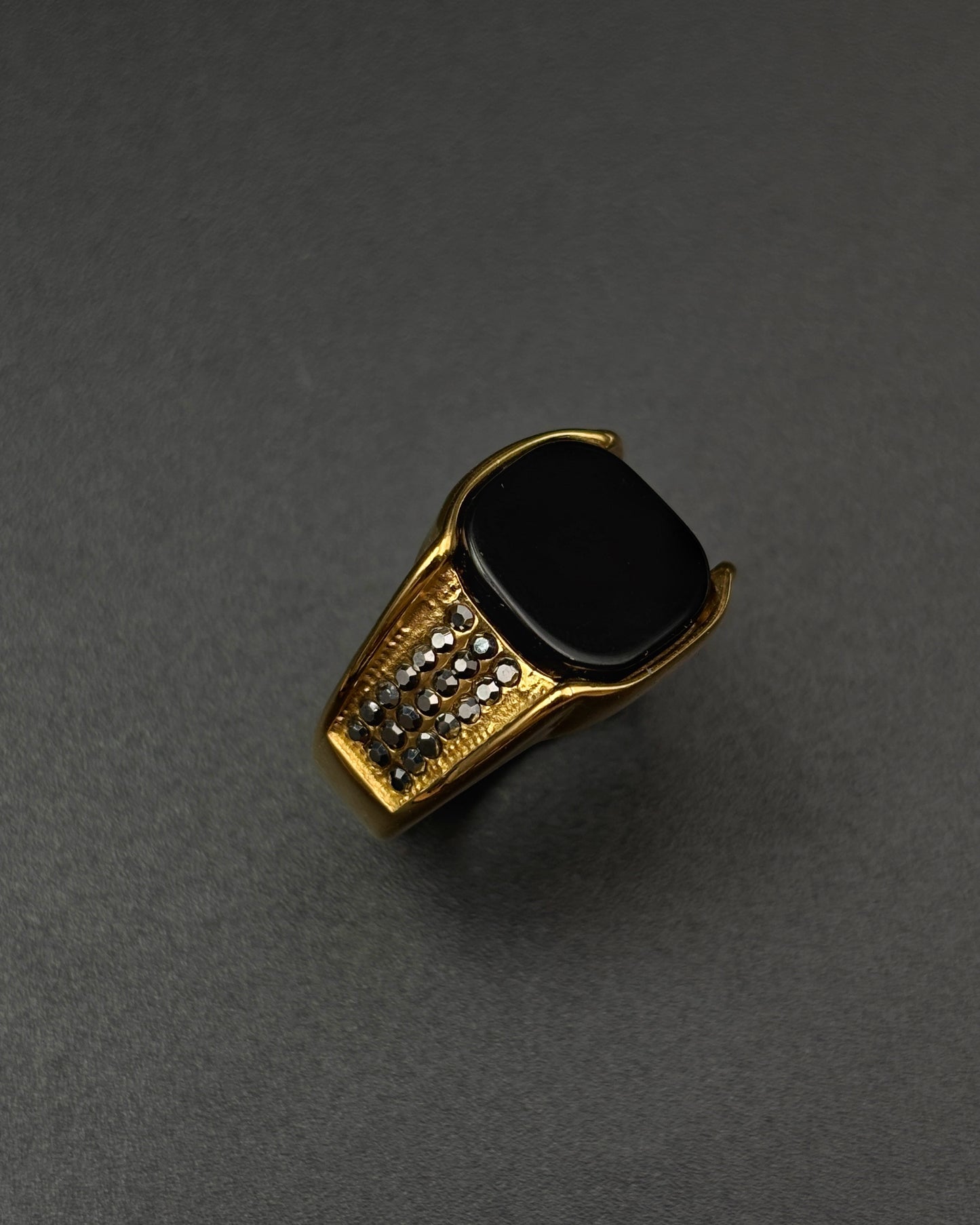Boldro Signet Ring