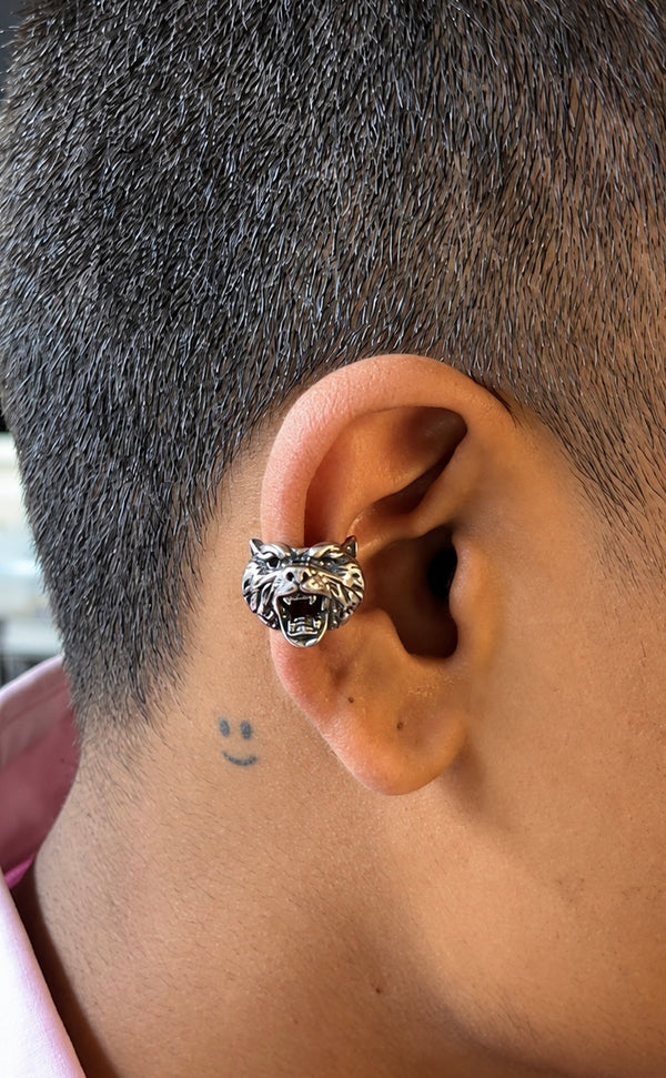 Howling wolf side earcuff