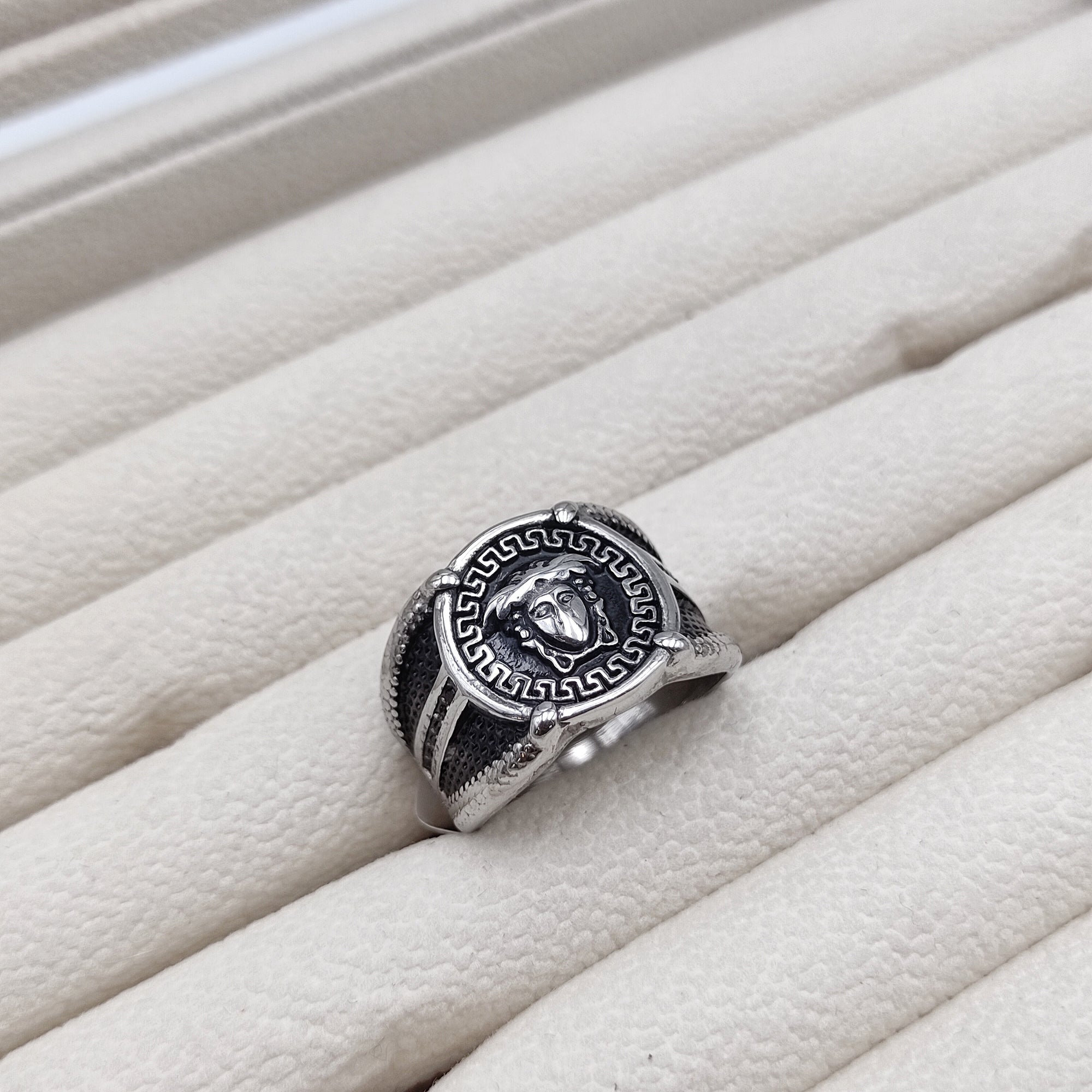 Gorgo Serinity Ring - Vrp Fashions 
